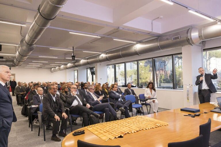 Graduation Ceremony 2025: la sala durante la cerimonia; tra i presenti Alessandro Alfano